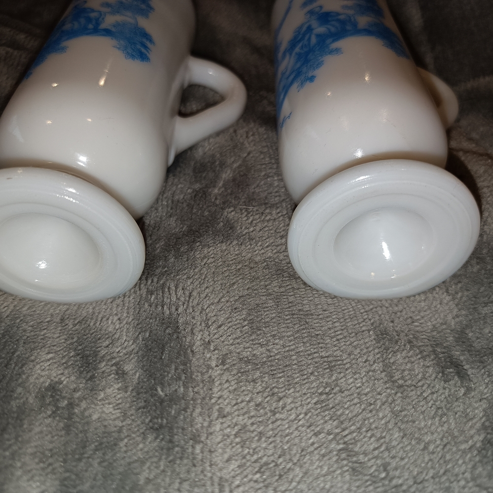 Elegant White and Blue Ceramic Vases - Picture 4 of 4